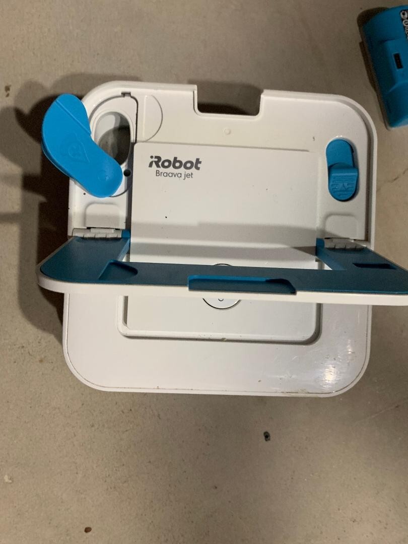 iRobot BRAAVA JET 240 SUPERIOR ROBOT MOP🤖 + 🔋Batteries 🔌Charger💧Mopping Pads