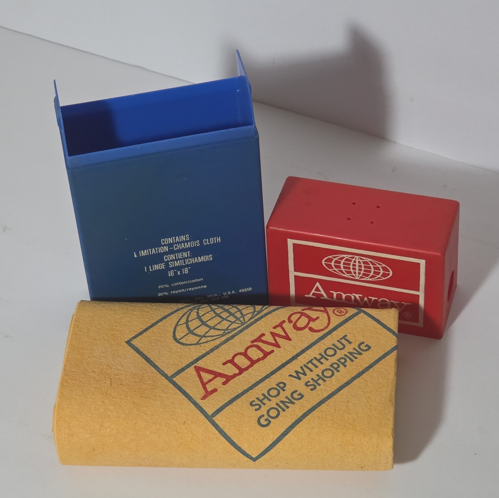 Vintage AMWAY Automotive Chamois Cloth 16″ x 18″ Shammy Towel w/ plastic case