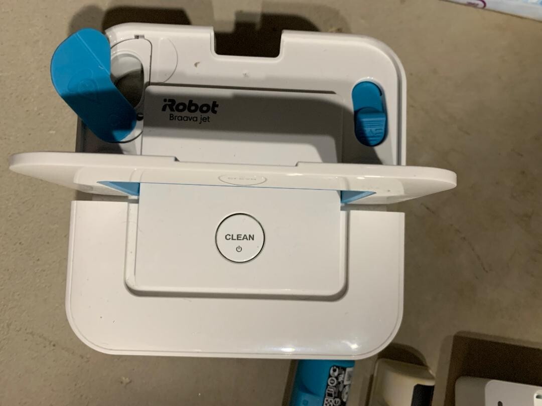 iRobot BRAAVA JET 240 SUPERIOR ROBOT MOP🤖 + 🔋Batteries 🔌Charger💧Mopping Pads