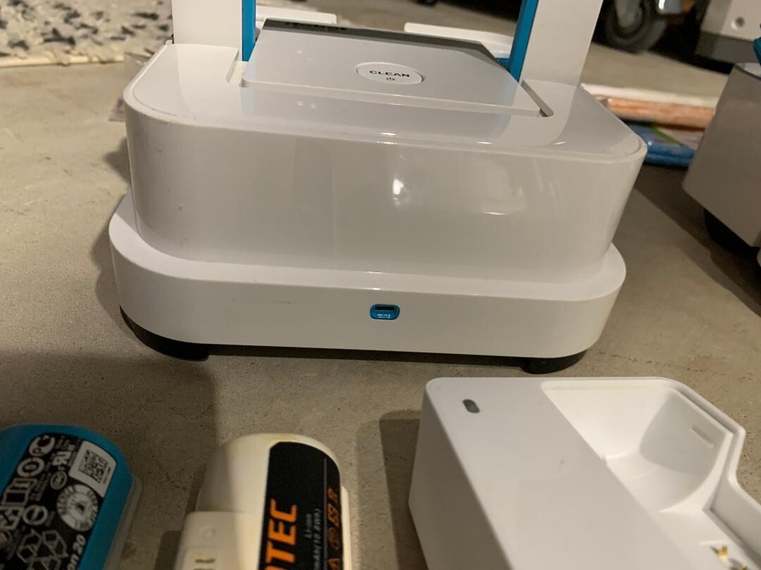 iRobot BRAAVA JET 240 SUPERIOR ROBOT MOP🤖 + 🔋Batteries 🔌Charger💧Mopping Pads