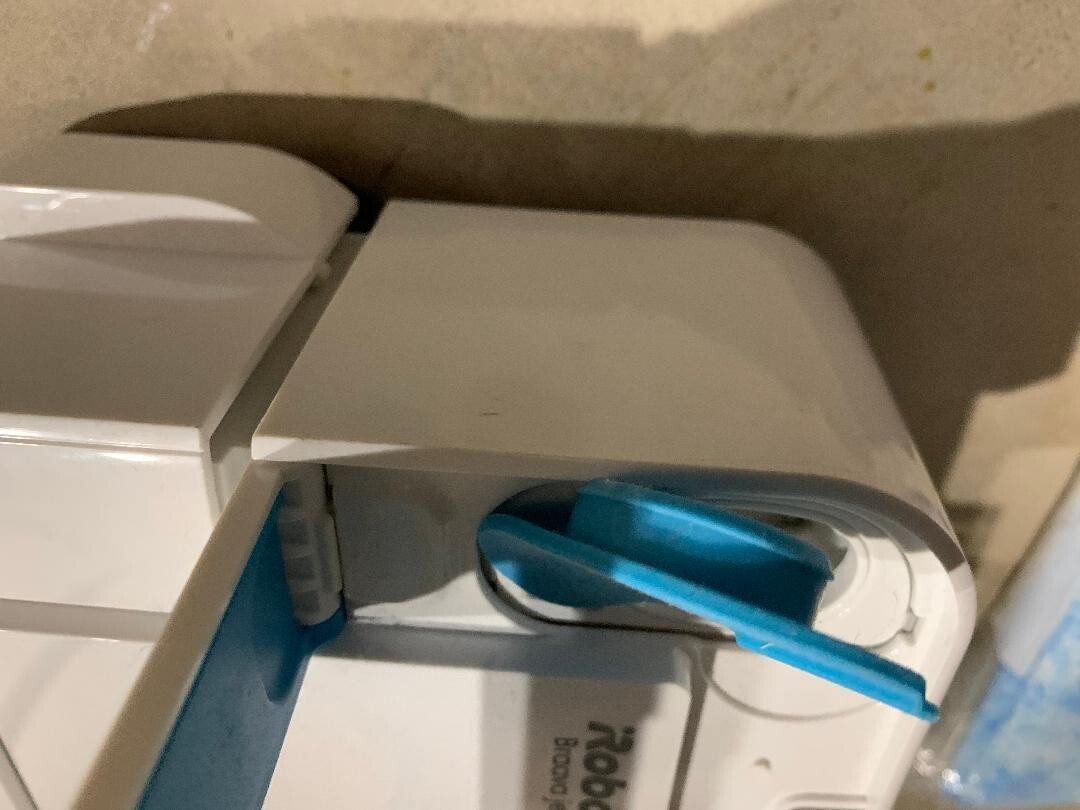 iRobot BRAAVA JET 240 SUPERIOR ROBOT MOP🤖 + 🔋Batteries 🔌Charger💧Mopping Pads