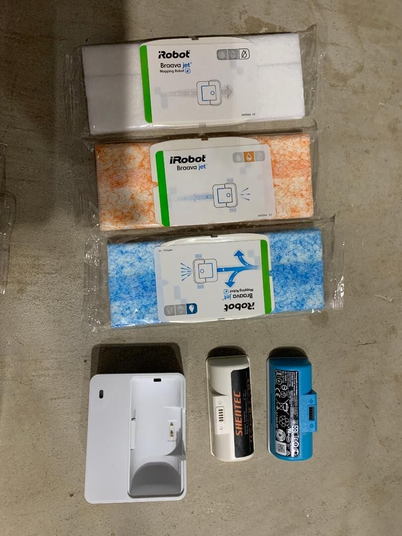 iRobot BRAAVA JET 240 SUPERIOR ROBOT MOP🤖 + 🔋Batteries 🔌Charger💧Mopping Pads