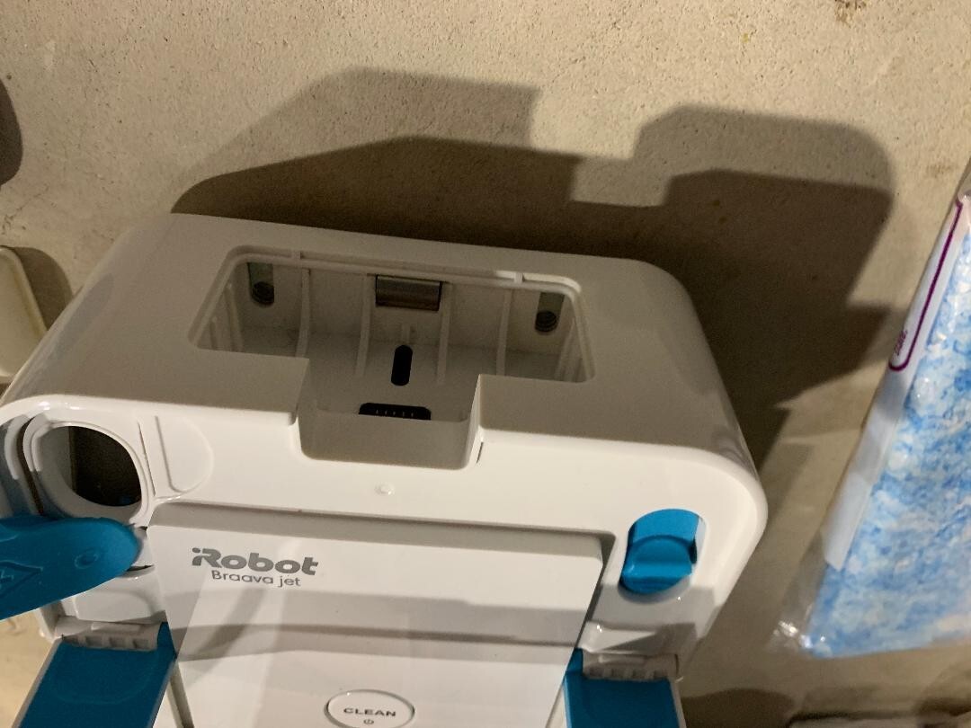 iRobot BRAAVA JET 240 SUPERIOR ROBOT MOP🤖 + 🔋Batteries 🔌Charger💧Mopping Pads
