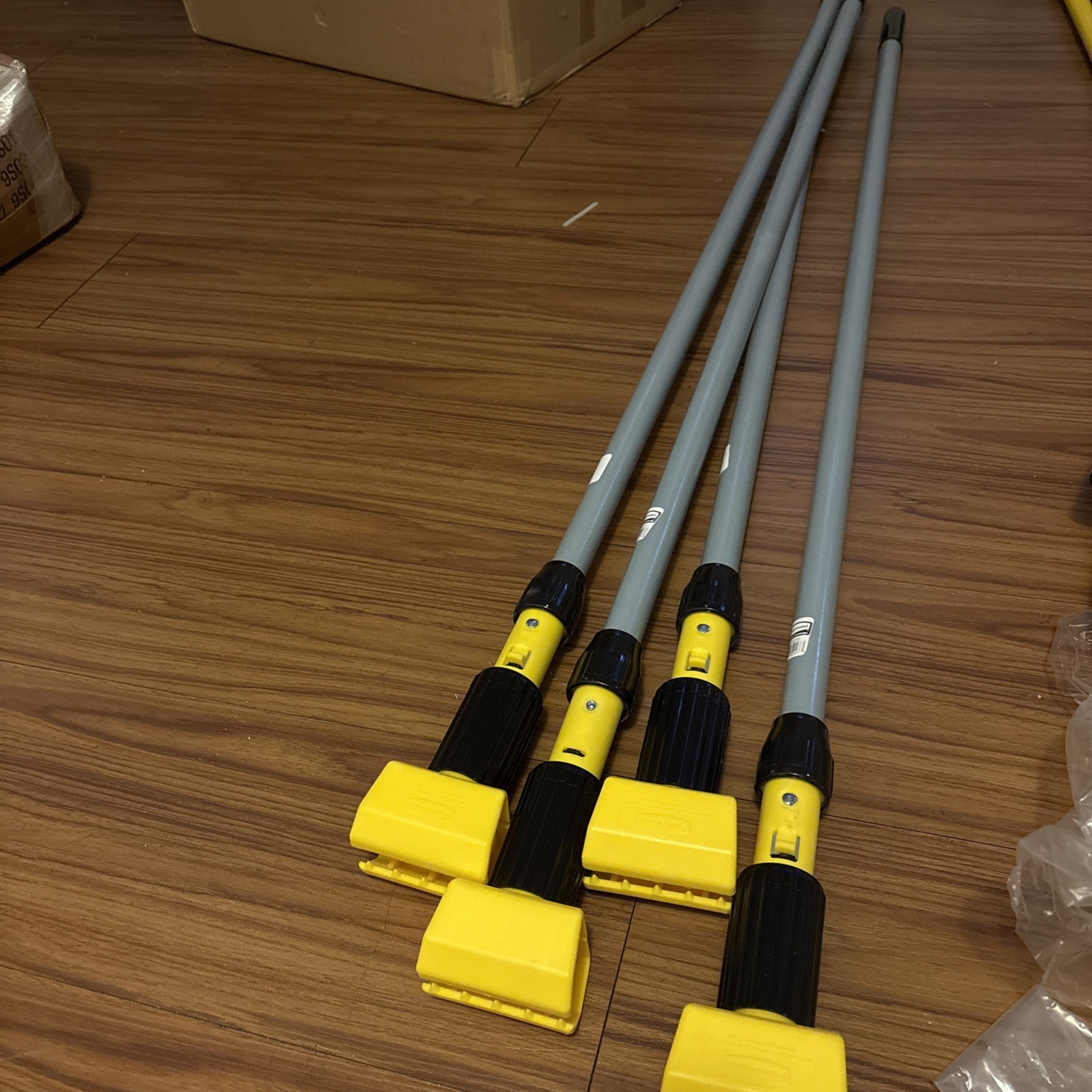 Rubbermaid Commercial Fgh245000000 54″ Clamp On Wet Mop Handle, Yellow Head, X4