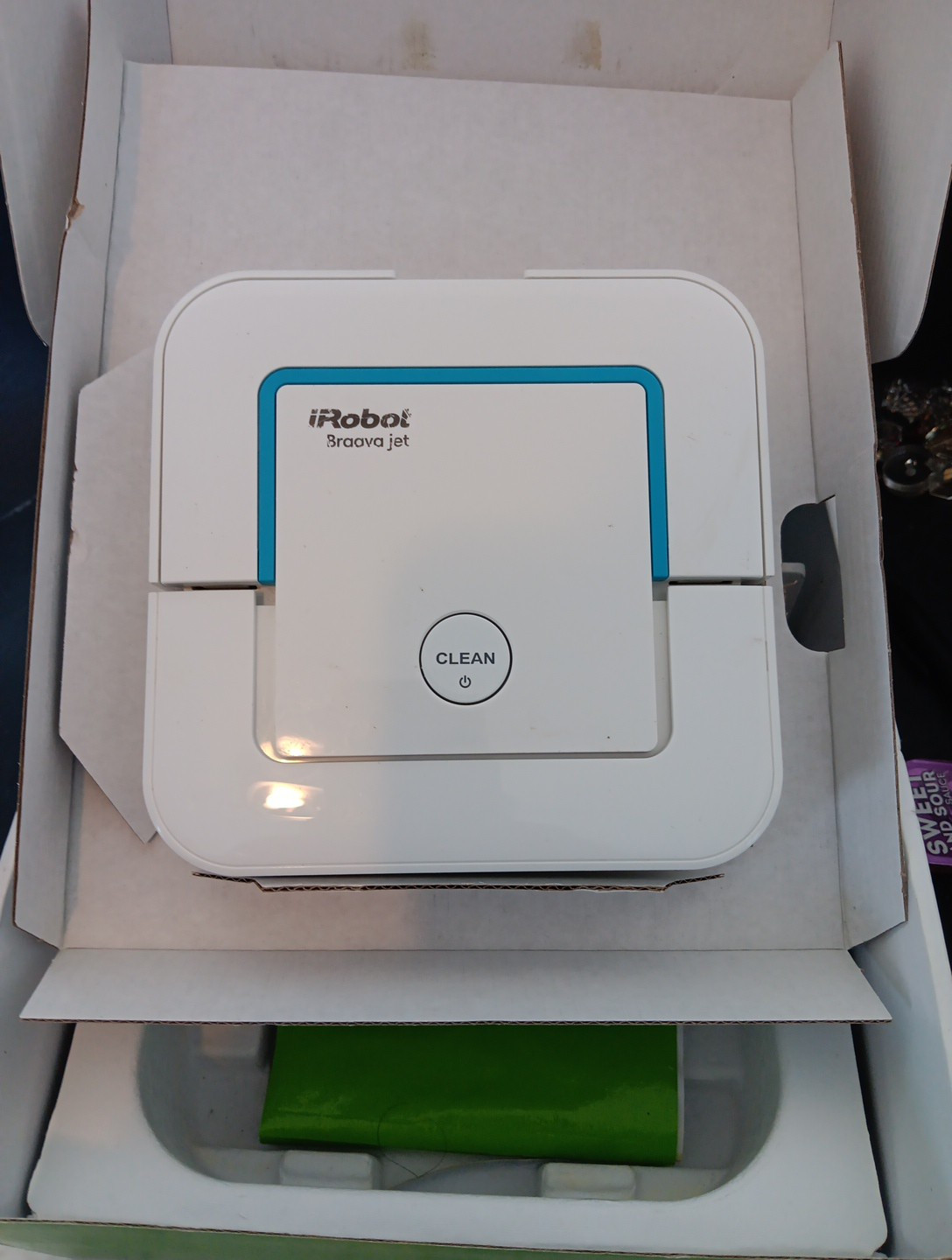 iRobot Braava Jet 240 Robot Mop Wet/Damp/Dry Includes Extra Pads