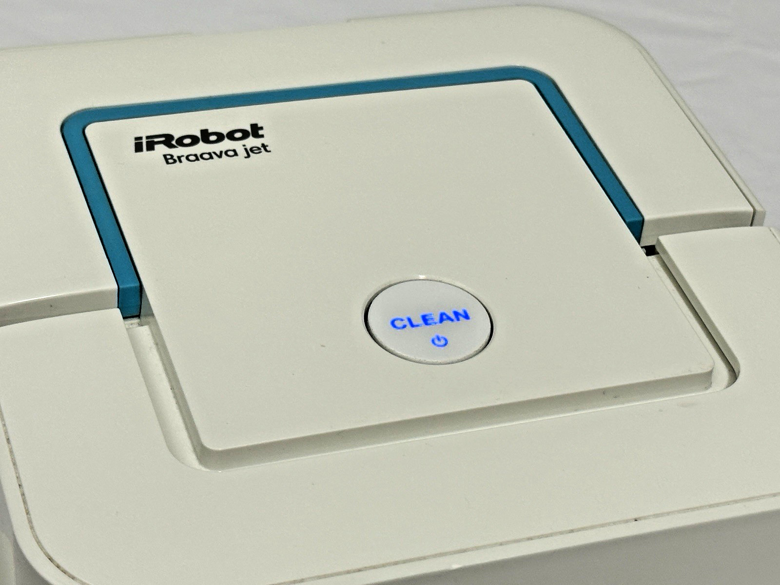 IRobot Braava 240 Jet Spray Mop Device With Dry Sweeping Pads, Charger & Battery