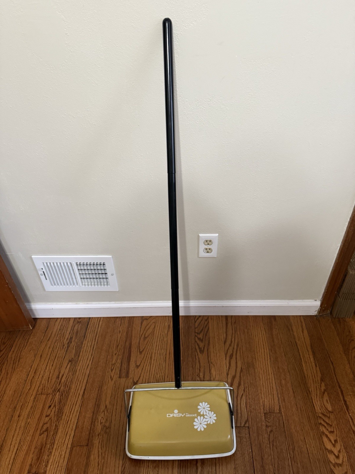 Vintage Bissell Daisy Yellow Push Manual Sweeper Vacuum 70s Retro MCM