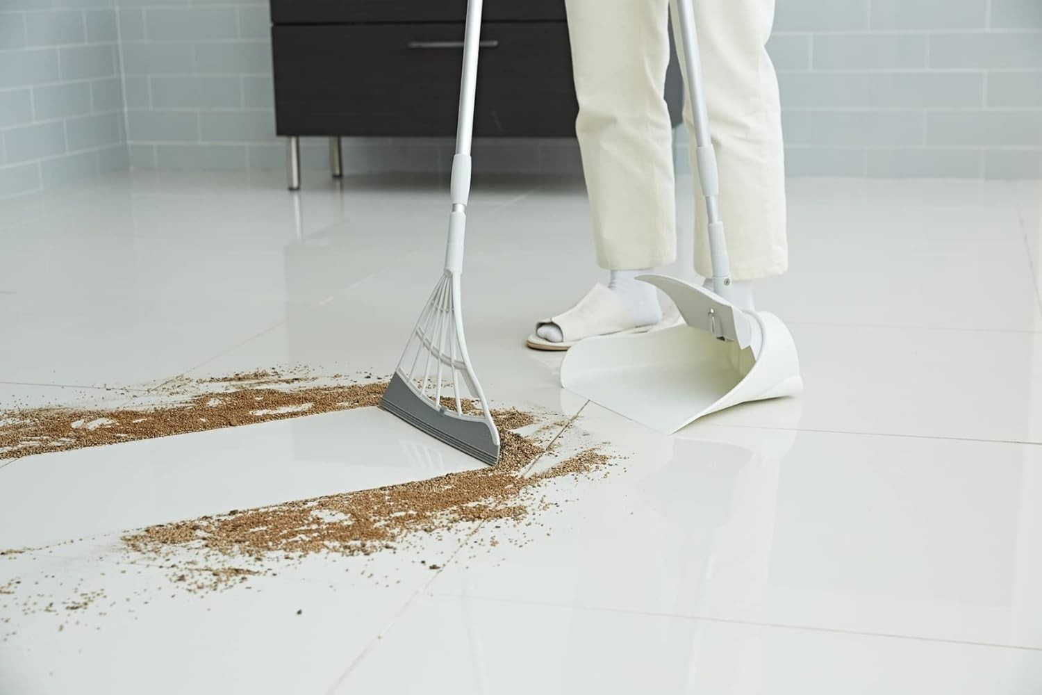 Hygienic Silicone Broom & Smart Dustpan – Removes Liquids & Fine Dust Easily.