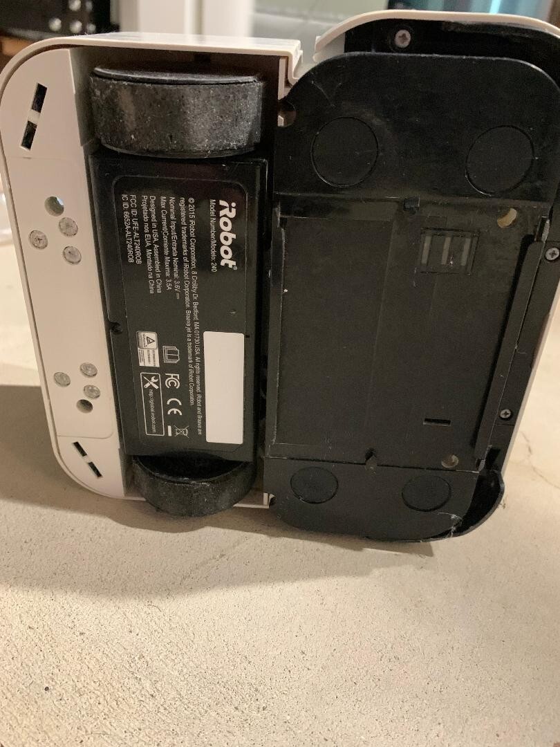 iRobot BRAAVA JET 240 SUPERIOR ROBOT MOP🤖 + 🔋Batteries 🔌Charger💧Mopping Pads