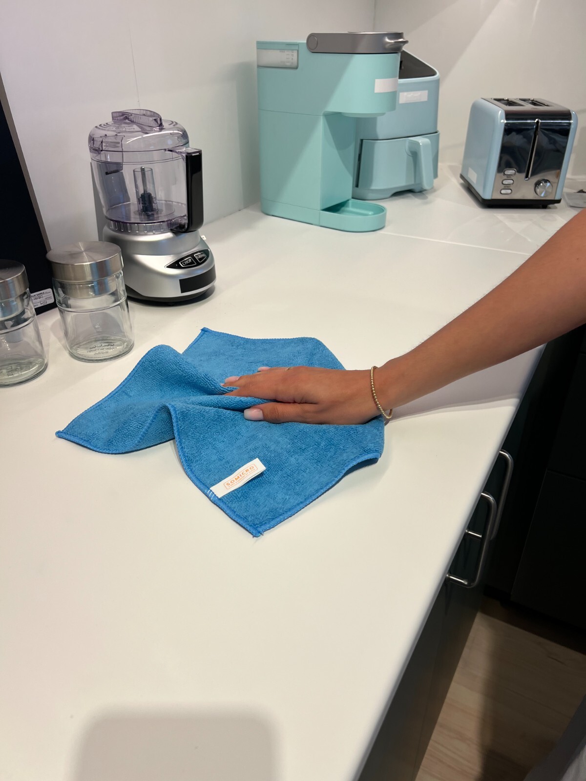 🧼 PREMIUM MICROFIBER TOWELS – ULTRA ABSORBENT, LINT-FREE, STREAK-FREE