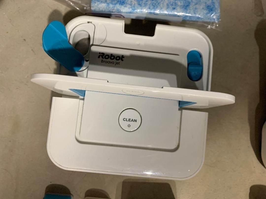 iRobot BRAAVA JET 240 SUPERIOR ROBOT MOP🤖 + 🔋Batteries 🔌Charger💧Mopping Pads