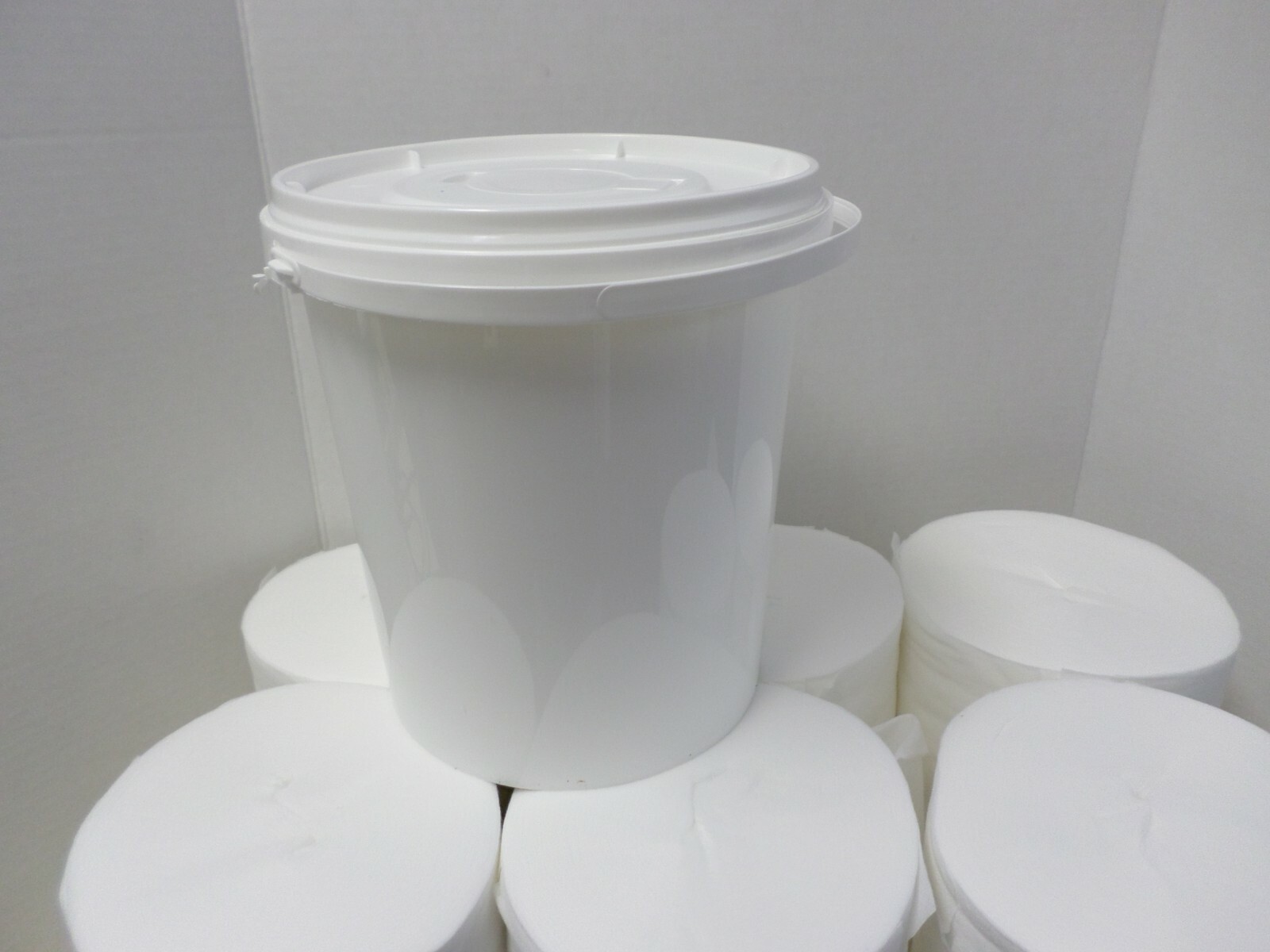 (6) DRY Wipe Paper Rolls 7″ x 6 1/2″ (400 sheets/roll) With Bucket
