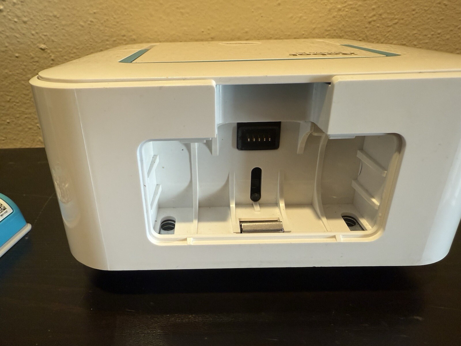 iRobot Braava jet 240 Mop Robot w/Charger Battery & 24 Wet Mopping Pads Read
