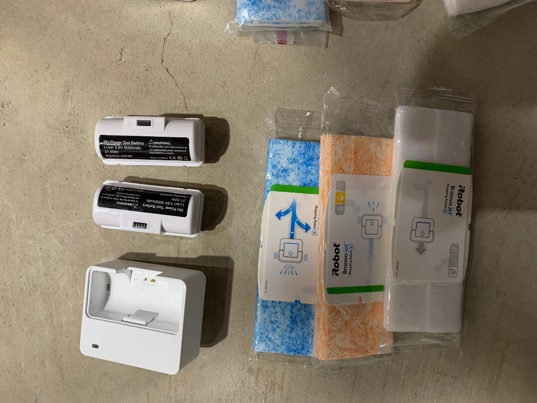 iRobot BRAAVA JET 240 SUPERIOR ROBOT MOP🤖 + 🔋Batteries 🔌Charger💧Mopping Pads