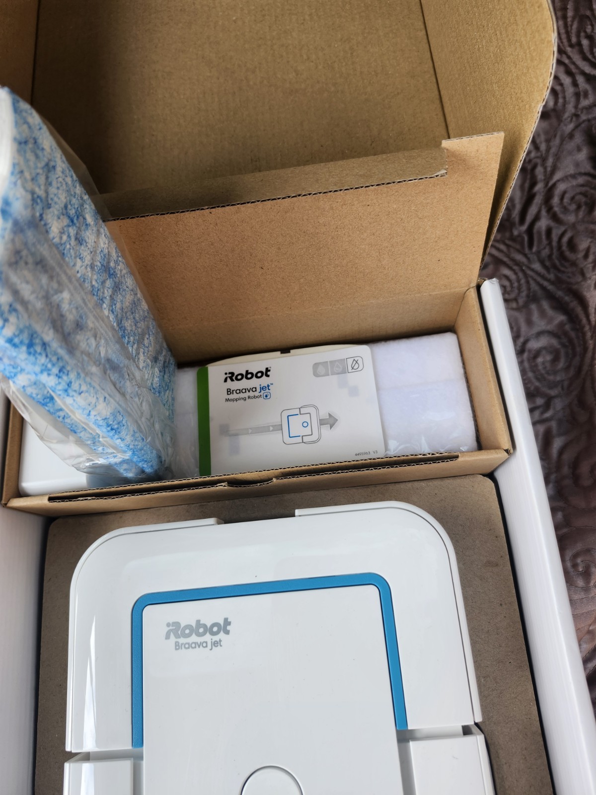 iRobot Braava jet 240 Rechargeable Mopping Robot White Blue with Cleaning Pads