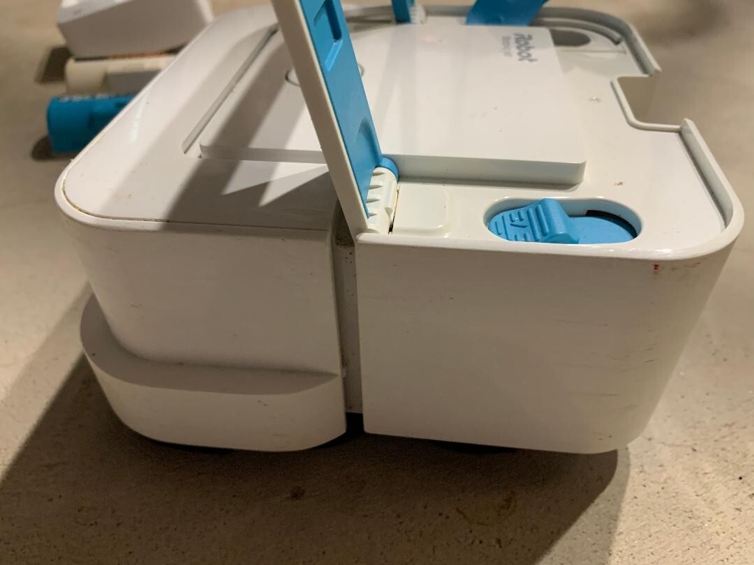 iRobot BRAAVA JET 240 SUPERIOR ROBOT MOP🤖 + 🔋Batteries 🔌Charger💧Mopping Pads