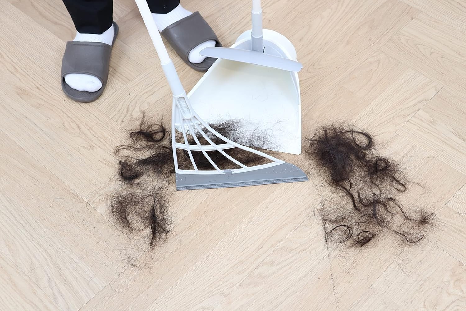 Hygienic Silicone Broom & Smart Dustpan – Removes Liquids & Fine Dust Easily.