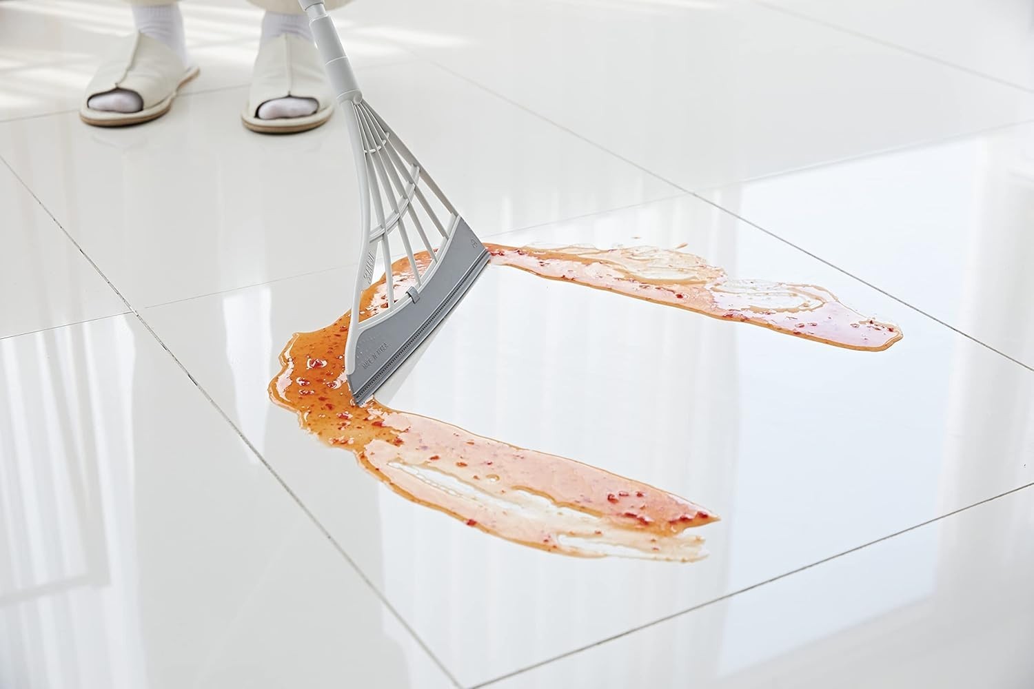 Hygienic Silicone Broom & Smart Dustpan – Removes Liquids & Fine Dust Easily.