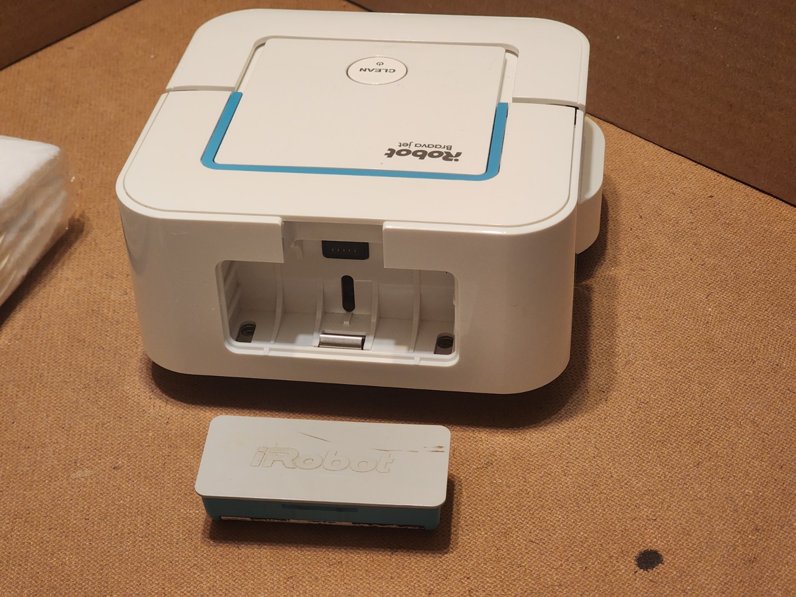iRobot Braava jet 240 Smart Mopping Robot Bluetooth w/Dry Sweeping Pads