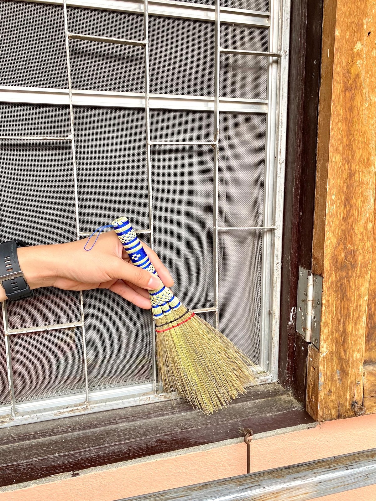 AW BROOMS Small Corn Wisk Brush Broom 11 Inch Blue, Red Staw Soft