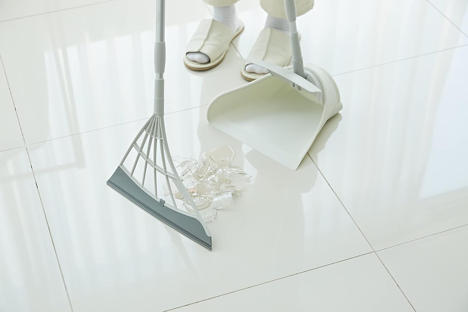 Hygienic Silicone Broom & Smart Dustpan – Removes Liquids & Fine Dust Easily.